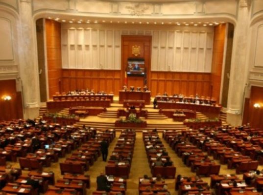 Guvernul introduce din nou o derogare de la lege pentru a putea da bani primarilor în tot anul 2014